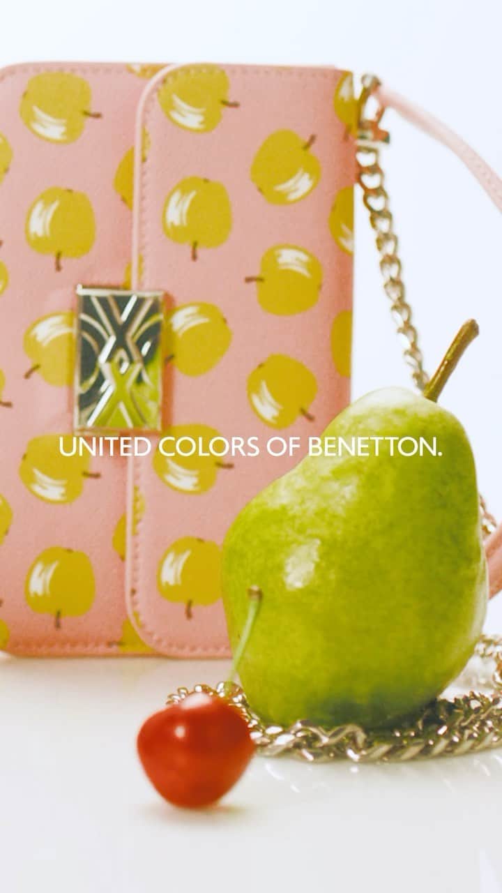 ベネトンのインスタグラム：「From real to fake all it takes is a pop of color.  Discover all the new SS23 BE BAGS by @andreaincontri on benetton.com and in store.」