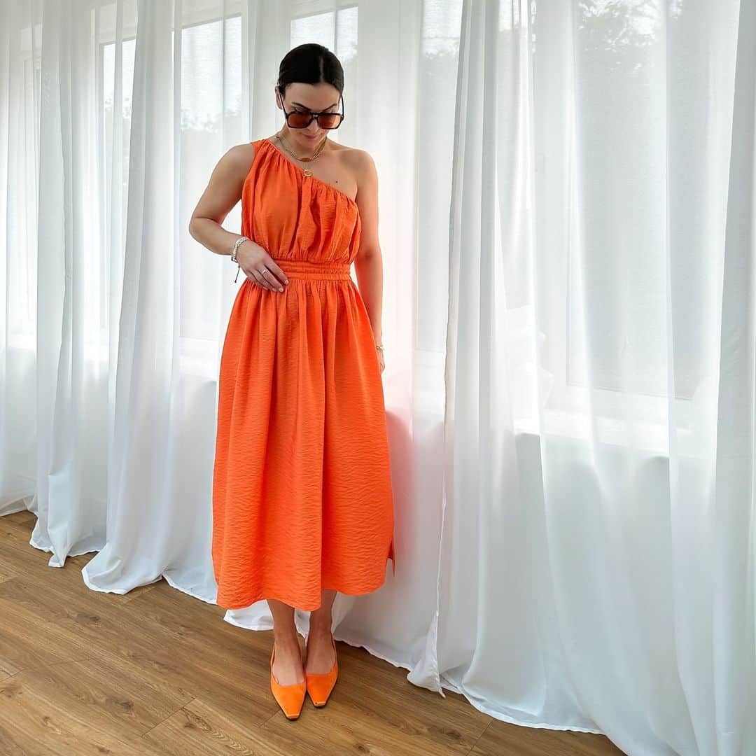 フレンチコネクションのインスタグラム：「Freshly squeezed styles - as seen on @naaomiross 🧡🍊」