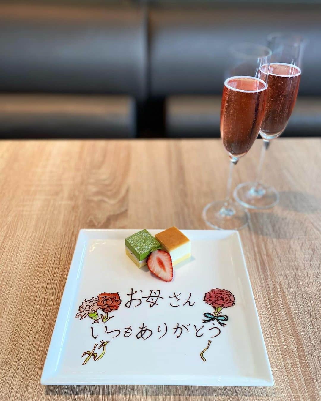 InterContinental Tokyo Bayさんのインスタグラム写真 - (InterContinental Tokyo BayInstagram)「. Make Mother’s Day memorable with the finest dining experience at Chef’s Live Kitchen, including a beautiful flower arrangement that perfect for celebration and a special dessert with message plate prepared by our chef.  Besides, we will bring your special memories to life with our high-quality photo print. Come and experience an unforgettable moment with your mother and thank her for supporting you in life.  シェフズ ライブ キッチンでは母の日に向けて大切なお母様へ感謝の気持ちを込めたフラワーギフトをお付けした「母の日プラン」を5月31日まで販売しております💐  普段伝えられない感謝の気持ちをメッセージプレートに添えてサプライズ。さらに写真のプレゼントも。  ぜひこの機会に感謝の気持ちを伝えてみませんか？  本日から台湾祭フェアがスタートしております🇹🇼  #intercontinentaltokyobay #インターコンチネンタル東京ベイ #chefslivekitchen  #シェフズライブキッチン #ホテルビュッフェ　#ビュッフェ　  #ディナービュッフェ　#台湾グルメ  #台湾祭 #taiwan #台湾フェア  #台湾美食 #台湾 #台湾料理  #竹芝　#浜松町　 #メッセージプレート　#母の日 #母の日プレゼント  #お母さんいつもありがとう　#mothersday  #スパークリングワイン  #rosesparkling　  #フラワーギフト　#Flowergift #母の日ギフト  #intercontinental高雄洲際酒店  #meetfresh鮮芋仙 #エバー航空  #台湾観光局」4月27日 1時11分 - intercontitokyobay
