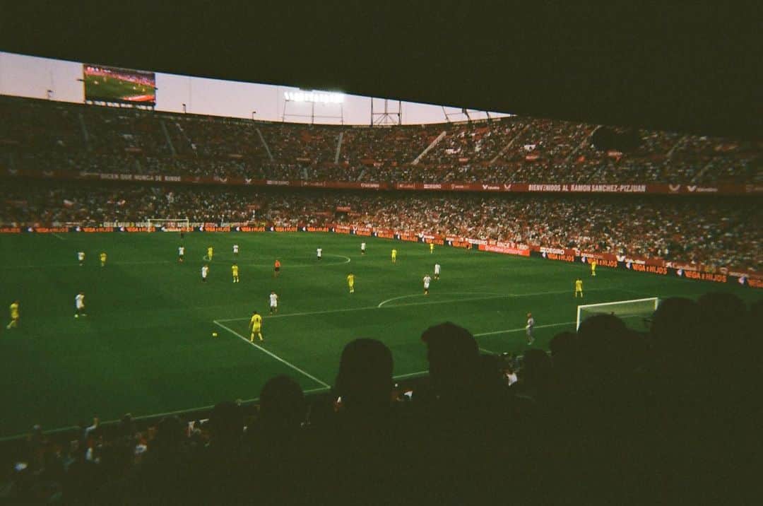 セビージャFCのインスタグラム：「📸 An alternative matchday perspective on film.  🔙 Un día de partido como antaño.  #WeareSevilla #NuncaTeRindas #SevillaFCVillarreal」