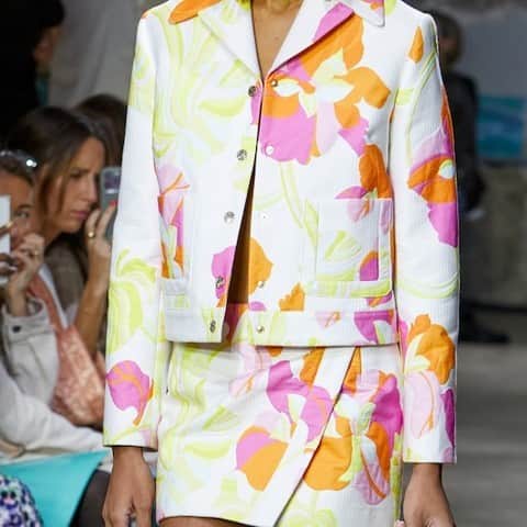 のインスタグラム：「Un air de printemps. ** A touch of spring.  #LEONARD #LEONARDPARIS #LeonardSS23 #SS23 #SpringSummer23 #LEONARDFashionShow」