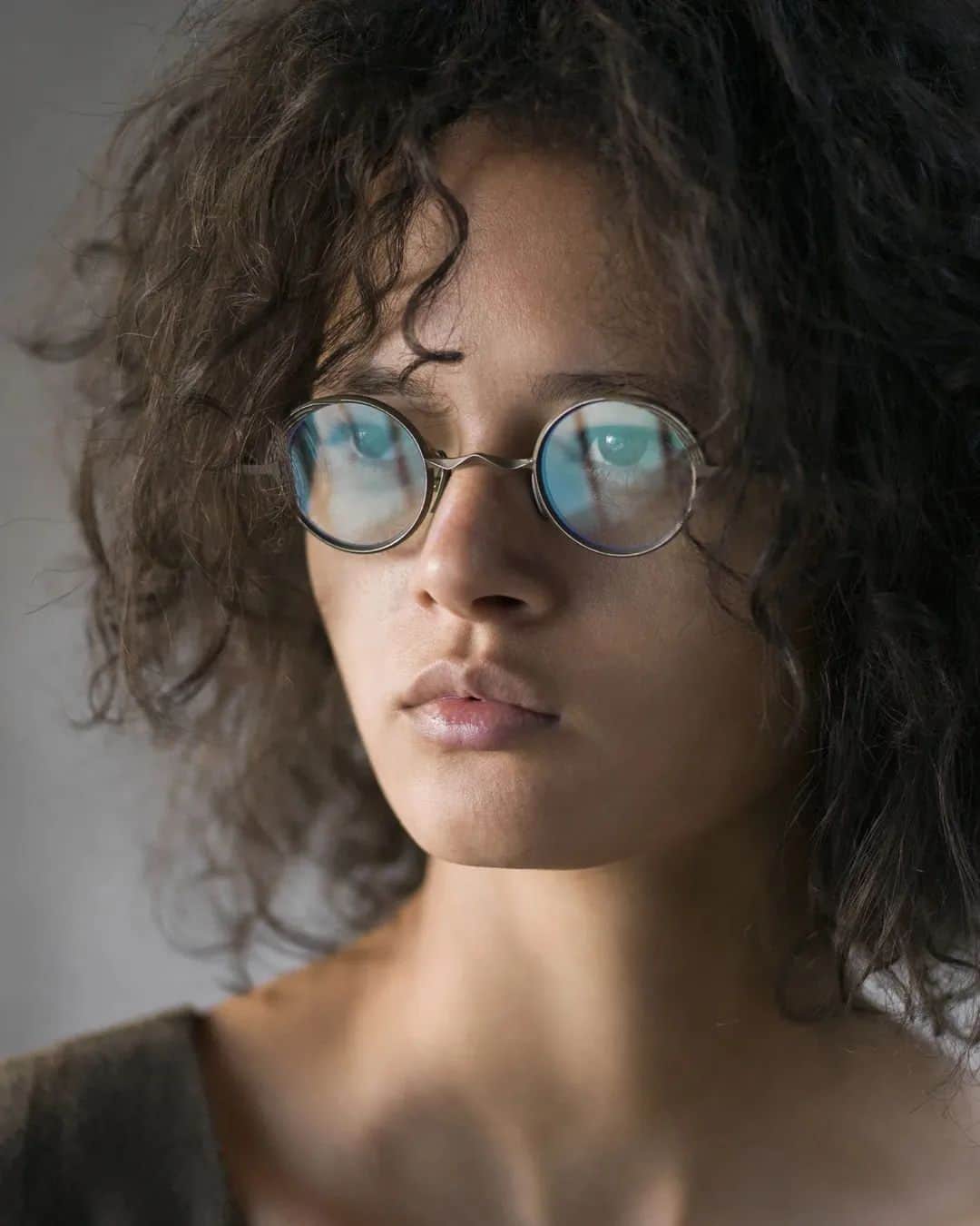 のインスタグラム：「STREAMLINE MODERNE   #RIGARDS x #ZIGGYCHEN model no. #RG1008ZC crafted of ultralight titanium and available in 5 infinitely wearable colors. Every pair comes with a glasses case made from vegetable-tanned Santa Croce leather.   Photography @tinellish   #ExperienceTheOriginal  #HandmadeForYourFace」