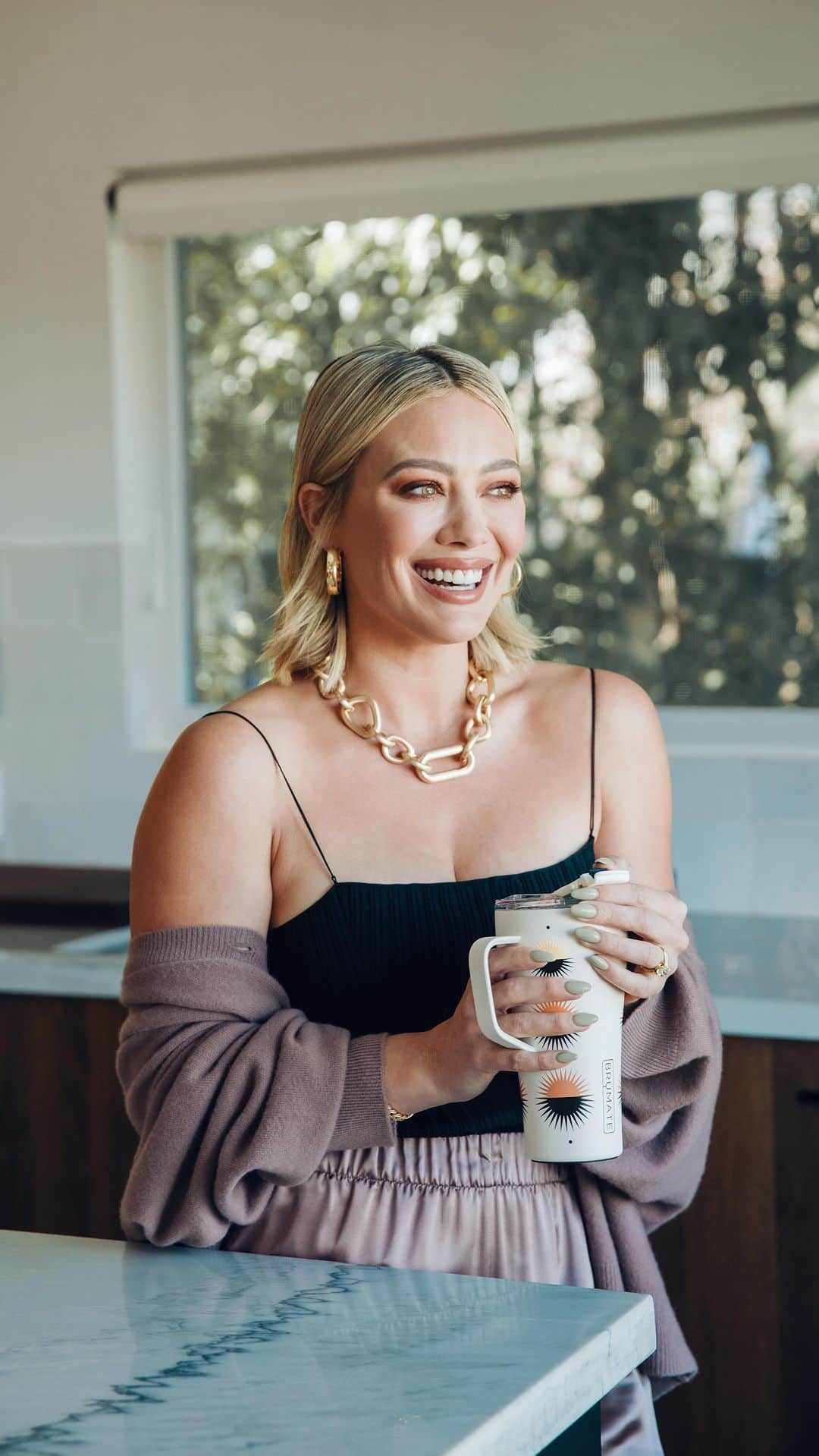 ヒラリー・ダフのインスタグラム：「Hilary Duff x BrüMate 💫🌚✨🌞 05.09.23」