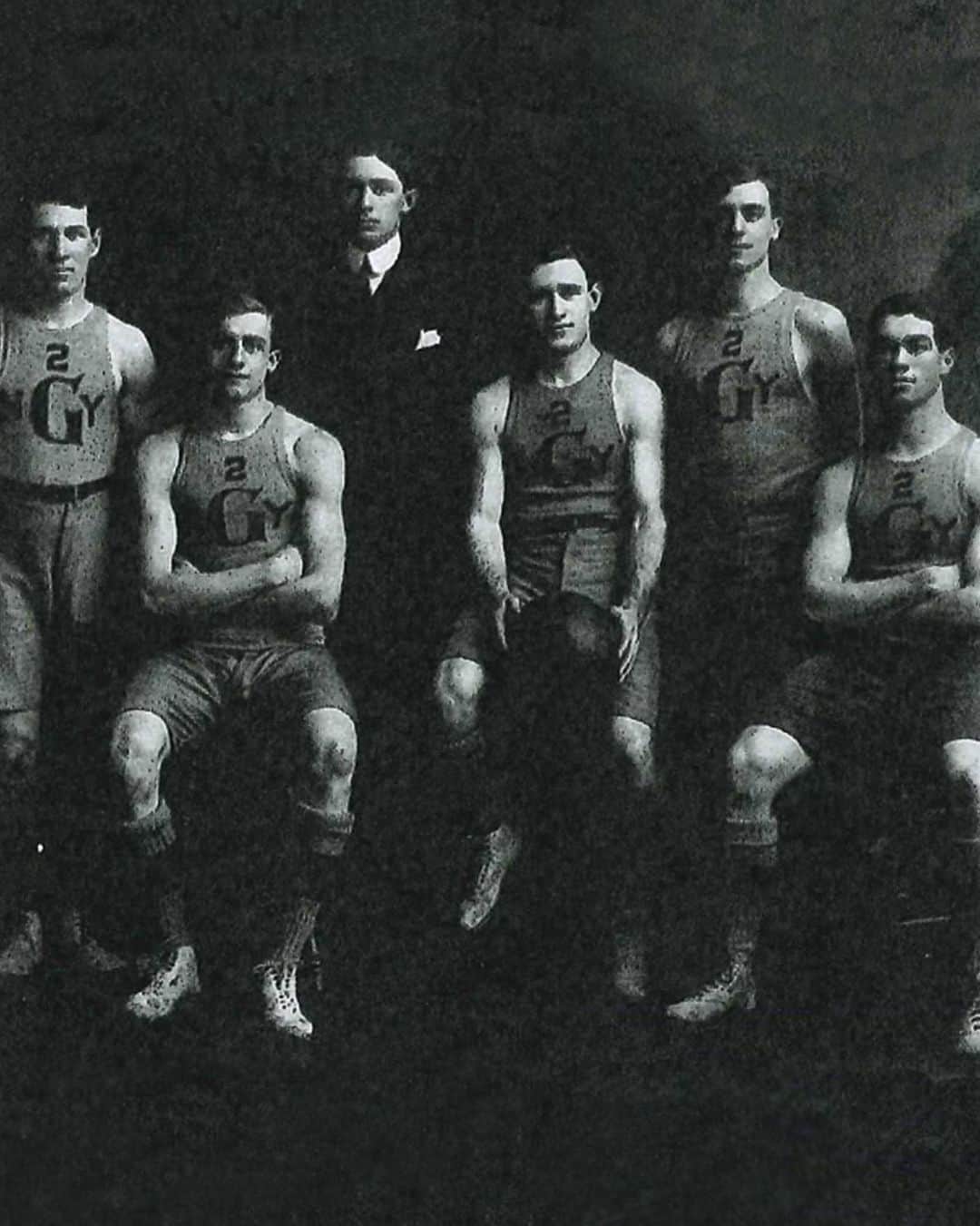 FIBAさんのインスタグラム写真 - (FIBAInstagram)「On this date, in 1893 the first-ever 5v5 basketball game was played in Iowa City, USA 🇺🇸   How many players do you think were on each team back then?」4月27日 1時19分 - fiba