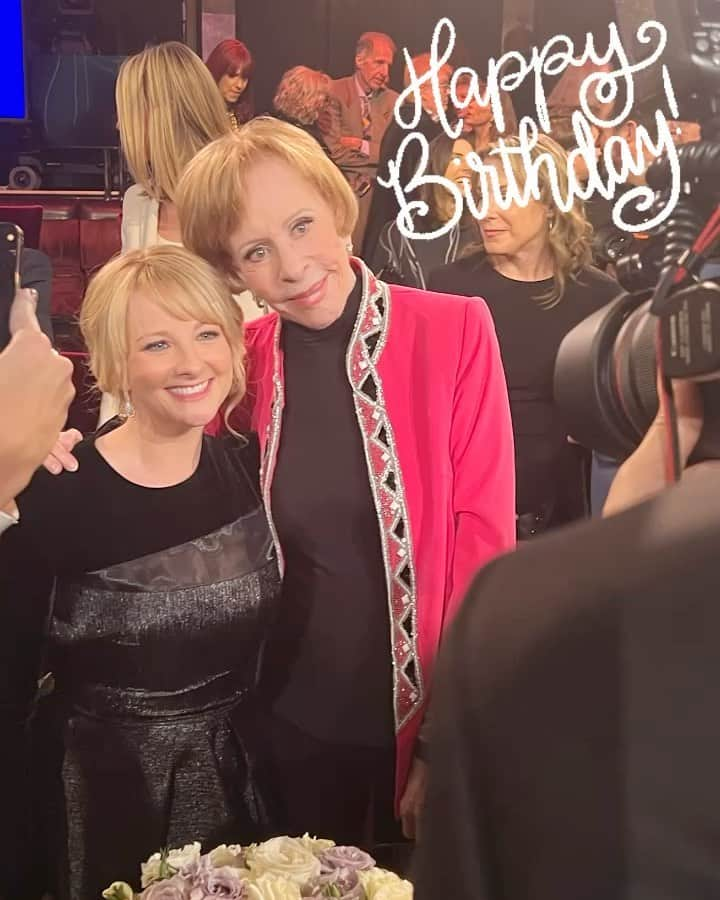 メリッサ・ラウシュのインスタグラム：「The most amazing 90th birthday tribute to the extraordinary Carol Burnette airs tonight on @nbc 💗 I had the most incredible evening watching the endless talent that came out to celebrate the wonders of @itscarolburnett and I'm so grateful that I was able to share my love for her. Check it out to see an off the charts phenomenal show in honor of this legend of a performer and human and to hear the story behind these photos of us taken many years apart (in which I was so elated to be in Carol’s magnificent presence that my smile had no choice but to swallow the rest of my face). Thank you from the bottom of my heart for all that you are and Happy Birthday, Carol. I'm so glad we had this time together. 🎵♥️🎵♥️」