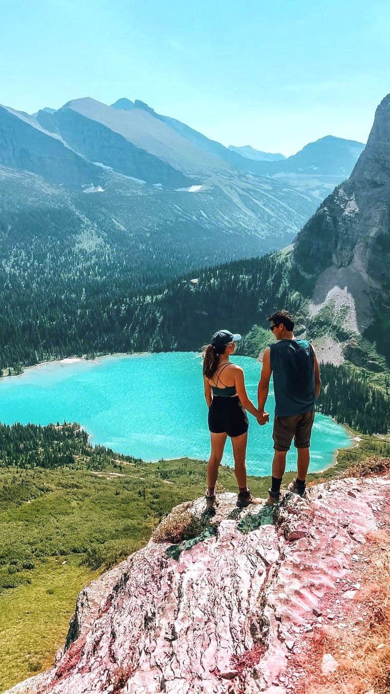 Visit The USAのインスタグラム：「The views in Glacier National Park, Montana, will leave you breathless, literally! 😮‍💨  ✈️ Glacier Park International Airport in Kalispell, Montana 🏔️Trail: Grinnell Glacier ⏱️6-8 hours of hiking 🛥️Make this hike shorter by taking a boat across Swiftcurrent Lake and Lake Josephine  Mention the besties you’d take to Montana!   📸: @kytrisha  #VisitTheUSA #VisitMontana #Montana #GlacierNationalPark #Glacier #HikingTrip #NationalPark #CouplesTrip #Summer2023」