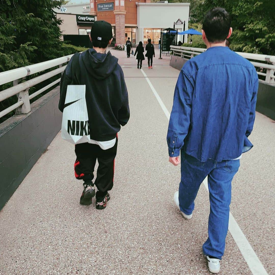 のインスタグラム：「. アウトレット行って さわやか食べた休日 🫰🏻 さわやかまさかの30分待ち🤣 そんな日もあるのか👀笑」
