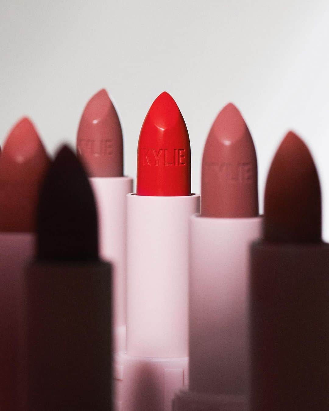 Kylie Cosmeticsさんのインスタグラム写真 - (Kylie CosmeticsInstagram)「Our brand new matte and crème lipsticks are HERE! Our hydrating and pigmented formula gives rich color in just one swipe 💄 Shop your perfect shades now. 💋」4月27日 1時16分 - kyliecosmetics