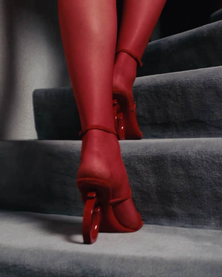 サルヴァトーレ・フェラガモのインスタグラム：「FERRAGAMO RED. ELINA IN SUEDE WITH LACQUERED SCULPTURAL HEEL. #FERRAGAMOSS23 #FERRAGAMOWANDABAG #FERRAGAMOELINA」