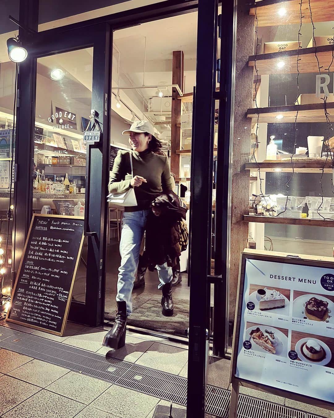 風間ゆみえのインスタグラム：「@roomys.official  打ち合わせ  モモさん、ありがとう^_^  今日は寒くてNo21のタートルネックのニット。 背中はあいてるけど。笑  なんだっらたら @ysl のデニムも穴あきだ。笑  #yumie_k_style」