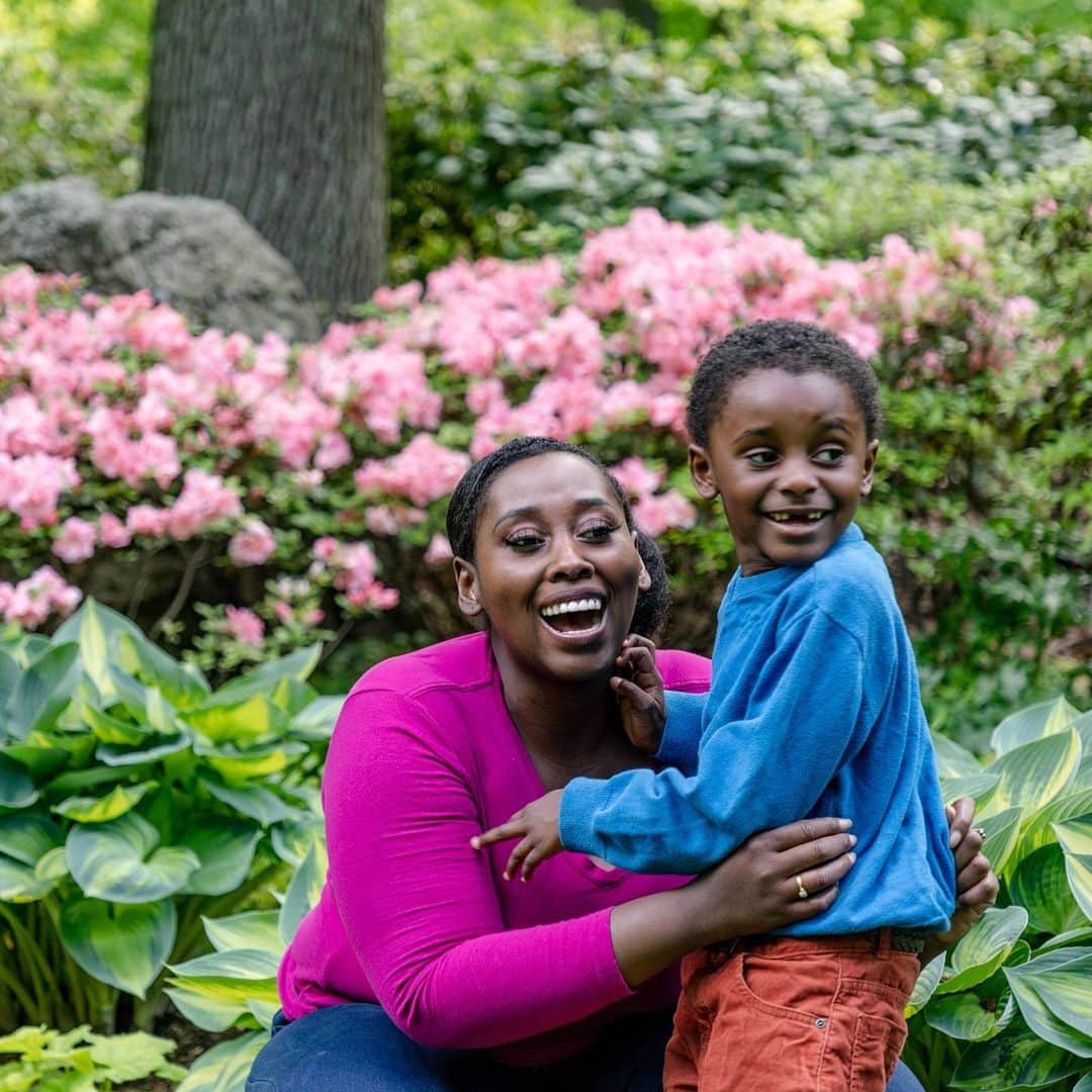 ニューヨーク植物園のインスタグラム：「With Mother’s Day just around the corner, and the Garden FULL of cheerful spring flowers, there’s no better place in NYC to share the gift of nature with Mom.   Drop in for our fan-favorite Mother’s Day Weekend garden party on May 13 & 14 for two days of celebration at NYBG, featuring lawn games for all ages, music to get you moving from Bronx-based DJ collective @uptownvinylsupreme, face painting for the little ones, and hands-on crafts to make homemade gifts she’ll cherish.   Hit the link in our bio to learn more and get tickets—and don’t forget to reserve a table at Hudson Garden Grill, where we’ll be offering a special Mother’s Day brunch menu for the occasion. See you there!   #MothersDay #plantlove」