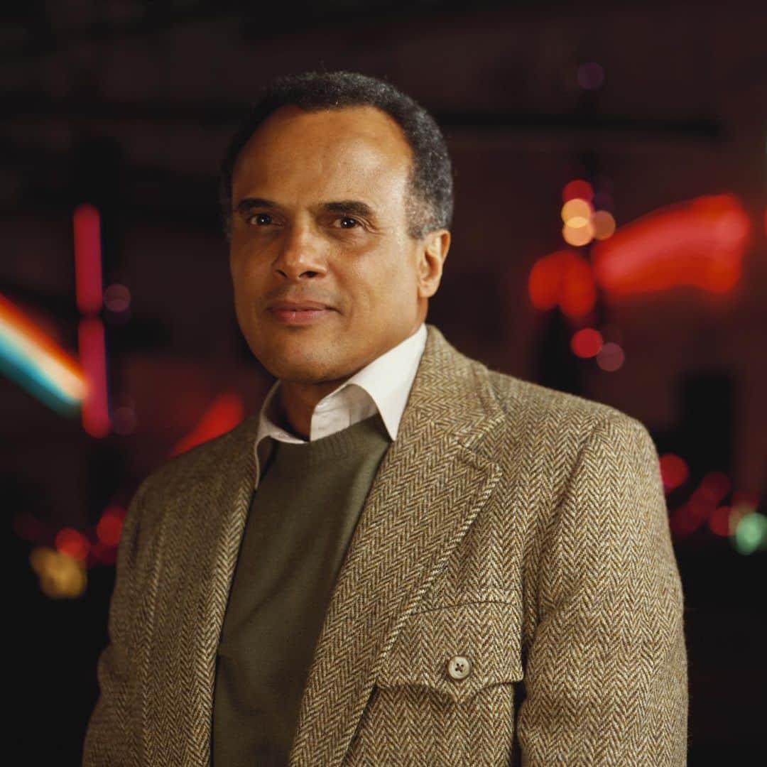 マイケル・ジャクソンのインスタグラム：「The world has lost a great man in Harry Belafonte.  As an artist, his music and acting entertained generations. But it was his lifelong commitment to equality, human rights and helping those in need that stood above all else. He once described himself as “an activist who happens to be an artist.” He befriended and marched alongside Dr. Martin Luther King Jr., tirelessly fought for Nelson Mandela’s freedom and was one of the driving forces with USA for Africa and in recording “We Are the World” to ease famine. He will be missed by all who knew him. Prayers and thoughts go out to his family and friends.」
