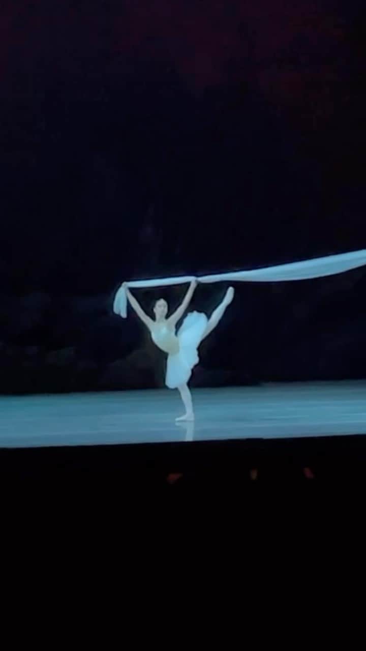 マリア・コーレワのインスタグラム：「“Bayadere” Scarf Variation 🤍  The recent performance at the Mariinsky on the 7th of April with @vladimir_shklyarov   Вариация с шарфом из «Баядерки» 🤍 Недавнее выступление в Мариинском 7 апреля с @vladimir_shklyarov」