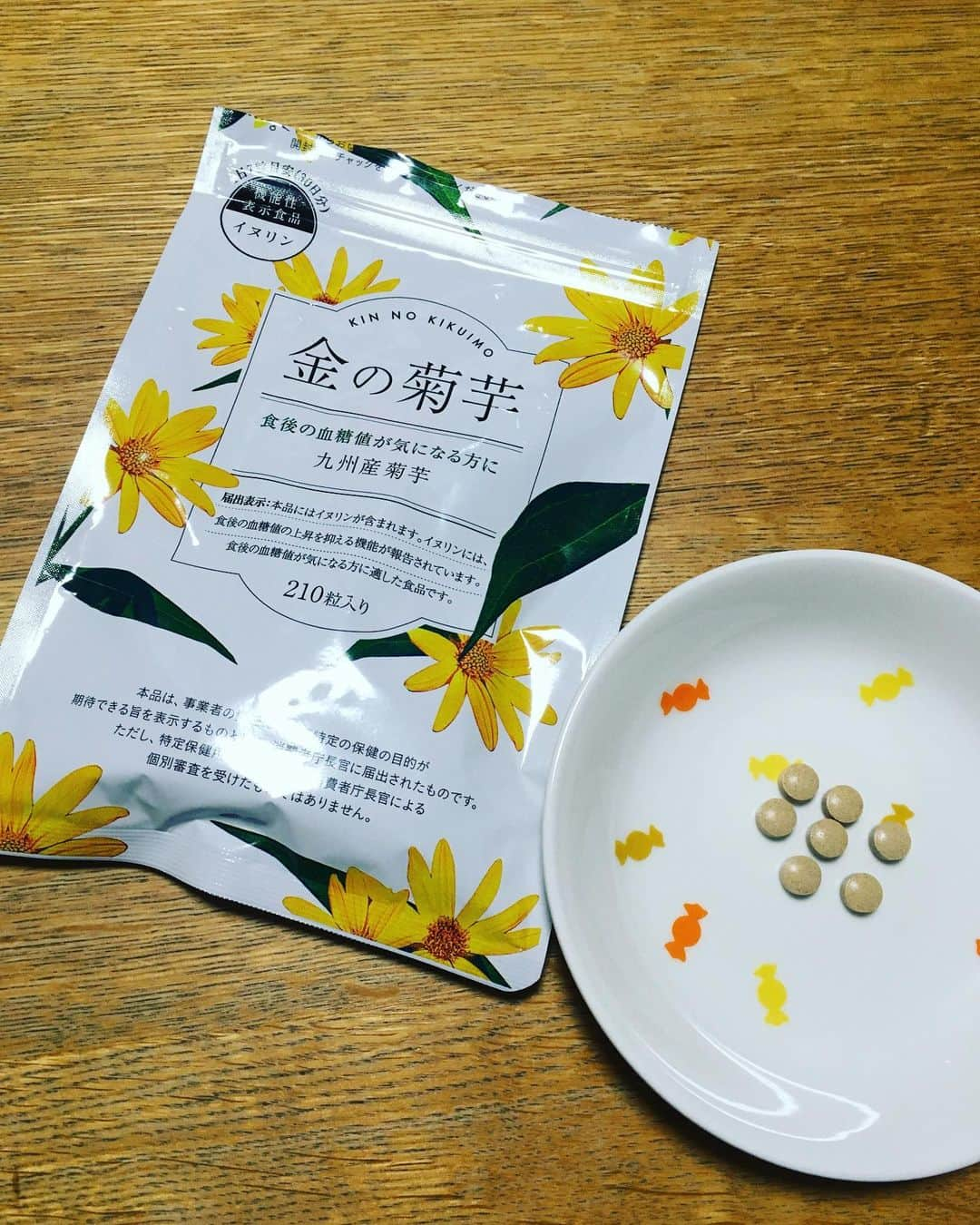 KagitaYukikoさんのインスタグラム写真 - (KagitaYukikoInstagram)「🌼菊いもサプリ🌼  最近、外食続きで 気になるから 継続して 飲んでます(*'ω'*)  血糖値上昇を抑える 天然の食物繊維サプリ♡♡  天然の食物繊維イヌリンが たっぷり含まれる ＊金の菊芋＊は 食後の血糖値の上昇を抑える 機能が届出されており、 たくさんのメディアでも紹介されてます♪♪  九州産の農薬不使用栽培の菊芋を 99％含有し、 モンドセレクションで金賞を受賞✨✨ 医師監修の信頼のサプリ♡♡  ⭐️お酒や甘いものを控えている ⭐️腹8分目の食事を心がけている  こんな方々におすすめのサプリで、 食前に飲むのが ベストなタイミング🌈  #ゆきんこ #ダイエット #サプリ PR @naturelife_supli #ナチュレライフ  #金の菊芋  #菊芋  #菊芋サプリ  #イヌリン  #イヌリンサプリ  #血糖値対策  #血糖値の上昇を抑える」4月27日 1時35分 - mermaid.yukinko