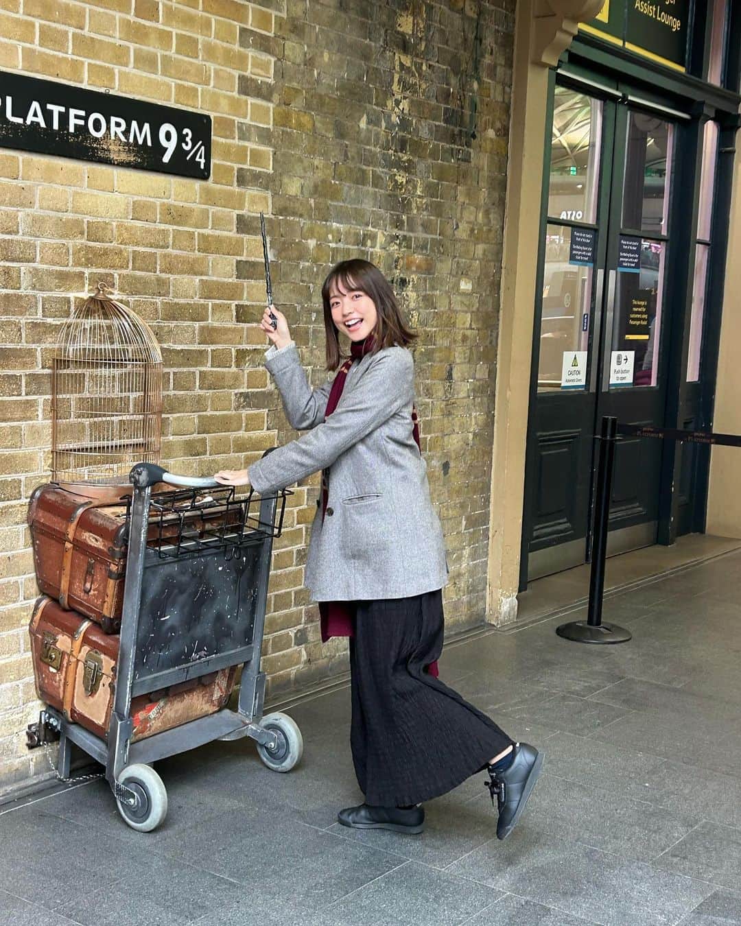 寺川里奈さんのインスタグラム写真 - (寺川里奈Instagram)「📍Platform 9 3/4  On my way to hogwarts🏰🪄  #harrypotter  #kingscross  #hogwarts #plataform #london #england」4月27日 7時02分 - rina_terakawa