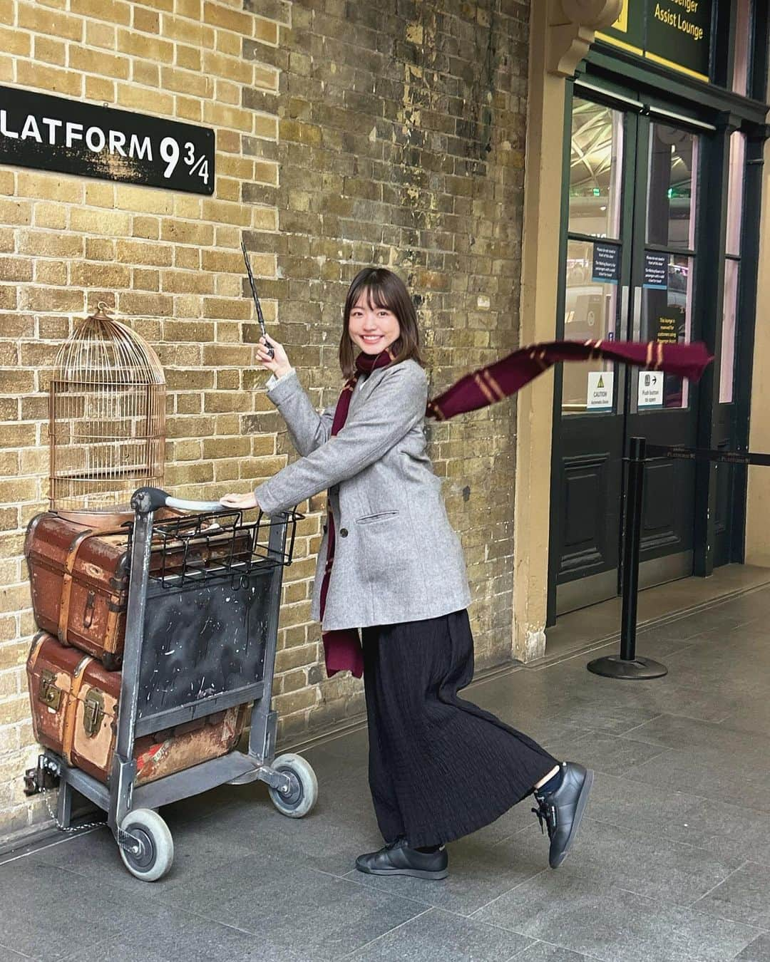 寺川里奈のインスタグラム：「📍Platform 9 3/4  On my way to hogwarts🏰🪄  #harrypotter  #kingscross  #hogwarts #plataform #london #england」