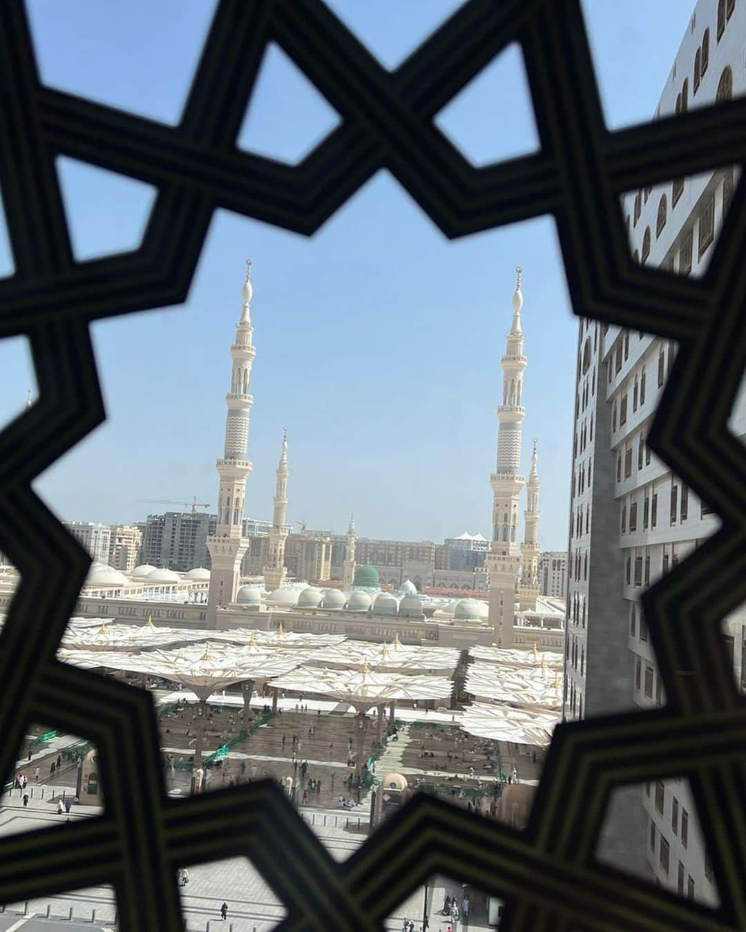 エリック・トヒルさんのインスタグラム写真 - (エリック・トヒルInstagram)「Alhamdulillah ibadah umrah bersama keluarga telah dilaksanakan.   Seperti rindu yang tidak pernah tuntas, berat rasanya meninggalkan tanah suci. Hanya bisa berharap semoga suatu hari Allah meridai kami untuk bisa kembali lagi.   Labbaik Allahumma labbaik, labbaika laa syariika laka labbaik, innal hamda wan ni'mata laka wal mulk laa syariika laka labbaik.  Madinah, 27 April 2023.」4月27日 7時02分 - erickthohir