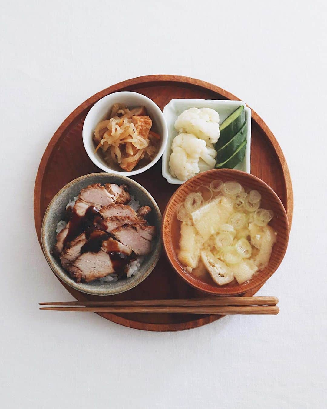 樋口正樹さんのインスタグラム写真 - (樋口正樹Instagram)「.Today's breakfast 🍚🐖 . 今朝は炊き立てご飯に 自家製焼豚をのっけて、 切り干し大根の煮物と ピクルスとぬか漬けと お揚げの味噌汁でした😋 . 朝食きちんと食べれば 五月病とか諸々大丈夫🫡 . . . #焼豚丼 #ミニ丼 #朝ごはん #朝はしっかり #お盆ごはん #breakfast」4月27日 7時03分 - higuccini