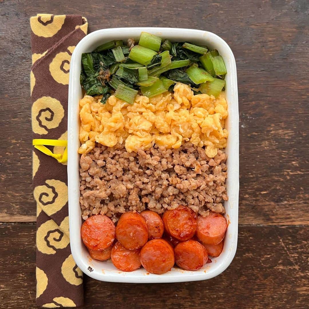 Rocoのインスタグラム：「04.27 4色丼弁当 小松菜おかか醤油和え 甘い卵そぼろ 豚生姜そぼろ ケチャップウインナー  #roco弁 #お弁当#obento#bento#そぼろ弁当 #大学生弁当#野田琺瑯」