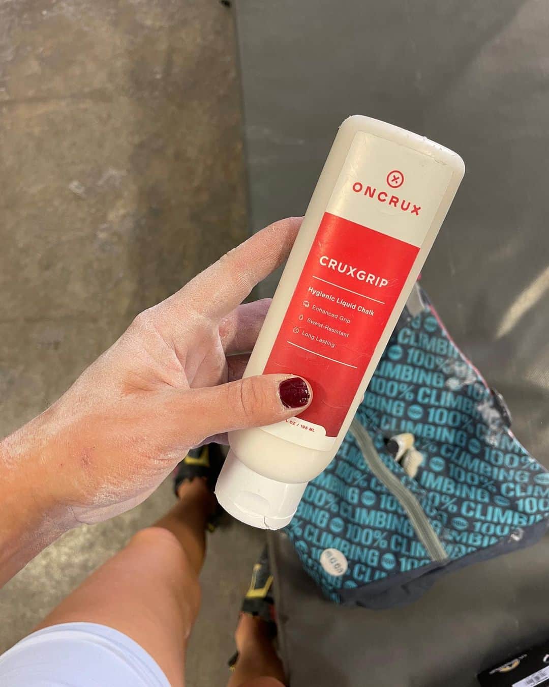シエラ・ブレア・コイルのインスタグラム：「@oncrux_official is always in my bag, whether I’m training inside or climbing outdoors 😎 Use the code SBC20 for 20% off your purchase of my favorite liquid chalk (and all of their other products 😄)」