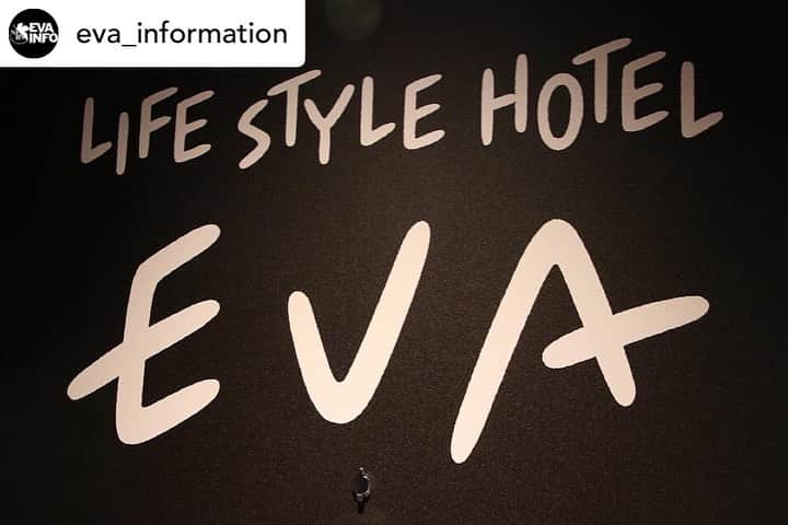 白根ゆたんぽさんのインスタグラム写真 - (白根ゆたんぽInstagram)「Posted @eva_information エヴァ×東急歌舞伎町タワー ホテルコラボ「LIFESTYLE HOTEL EVA」 パイロットそれぞれのお部屋をご紹介です✨  イメージカラーに彩られた可愛らしさと、洗練されたお部屋のかっこよさに、部屋着のパイロット達と安らぎのひと時を過ごせること間違いなし！  歌舞伎町タワーには各施設エヴァコラボが盛りだくさん！是非遊びに来てください👋✨  ～「LIFESTYLE HOTEL EVA」全日程予約解禁！～  歌舞伎町のまちを遊びつくすための拠点「HOTEL GROOVE SHINJUKU, A PARKROYAL Hotel」で実施される期間限定のエヴァンゲリオンコラボ『LIFESTYLE HOTEL EVA』 本日3/23(木)より、ホテル全日程の販売が開始しました！   今回は、人気イラストレーター白根ゆたんぽ氏描き下ろしのイラストを使った宿泊者限定プレゼントグッズについてご紹介します。 ５名のパイロットをイメージした5種類の客室があり、選んだパイロットデザインのグッズがゲットできます。   [プレゼント一覧] ※2名宿泊の場合、2セット ・Tシャツ ・トートバッグ ・マグカップ ・クリアポーチ　他   ここでしか手に入らない限定グッズなので、是非チェックしてみて下さい！   【LIFESTYLE HOTEL EVA 詳細】 ・宿泊期間：２０２３年４月２８日（金）～２０２３年７月２０日（木） ・コラボレーションルーム種類：５名のパイロットをイメージした客室を広さ別に３タイプご用意します。（各タイプ室数限定） ①エントリー（２２～２７㎡）：１泊￥３８，２００円～ ②アドバンス（３２㎡～３７㎡）：１泊￥４３，２００円～ ③アディショナル（４６～６１㎡）：１泊￥５５，４００円～ ※１室２名利用／サービス料・消費税込です。 ※客室タイプ・ベッドタイプはパイロット毎に広さ別で指定されており、お選びいただけません。 ※３名さま以上のご利用は客室の広さにより、別途追加料金が発生します。 ※別途、東京都宿泊税（１泊１名さまにつき１００円もしくは２００円）が発生します。   [お問い合わせ] HOTEL GROOVE SHINJUKU，A PARKROYAL Hotel  ・電話：０３－６２６５－９２２０（受付時間：平日９：００～１８：００） ・ウェブサイト：https://www.hotelgroove.com/   ※なくなり次第となります ※画像はイメージです ※プラン内容は、予告なく変更する場合がございます   @tkt2023official  #エヴァンゲリオン#エヴァ#エヴァンゲリオンコラボ#eva#evangelion #アスカラングレー#綾波レイ#碇シンジ#渚カヲル#真希波マリイラストリアス #東急歌舞伎町タワー#hotelgrooveshinjuku  #白根ゆたんぽ #東京ホテル #新宿ホテル」4月27日 1時41分 - yuroom