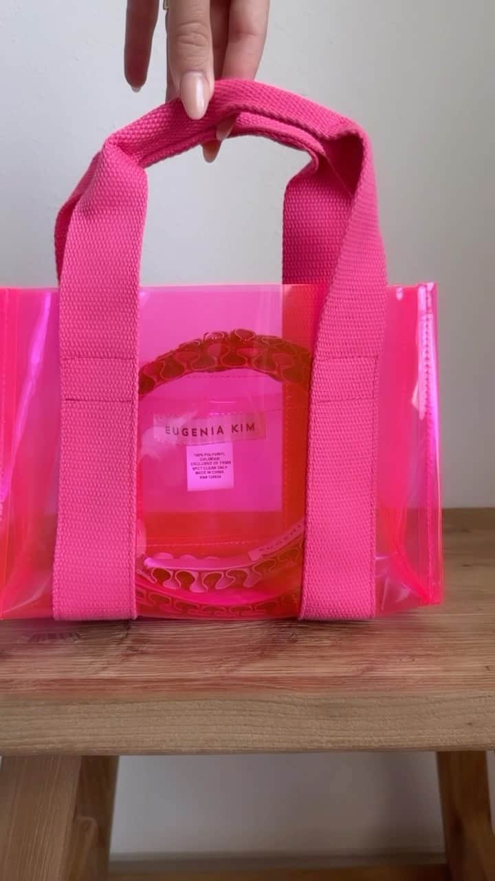 ユージニア キムのインスタグラム：「You didn’t know all Barbie has in her bag are Rafaelas?! 🎀💓💗  • • • #barbie #barbiemovie #eugeniakim #minibag #pvc」