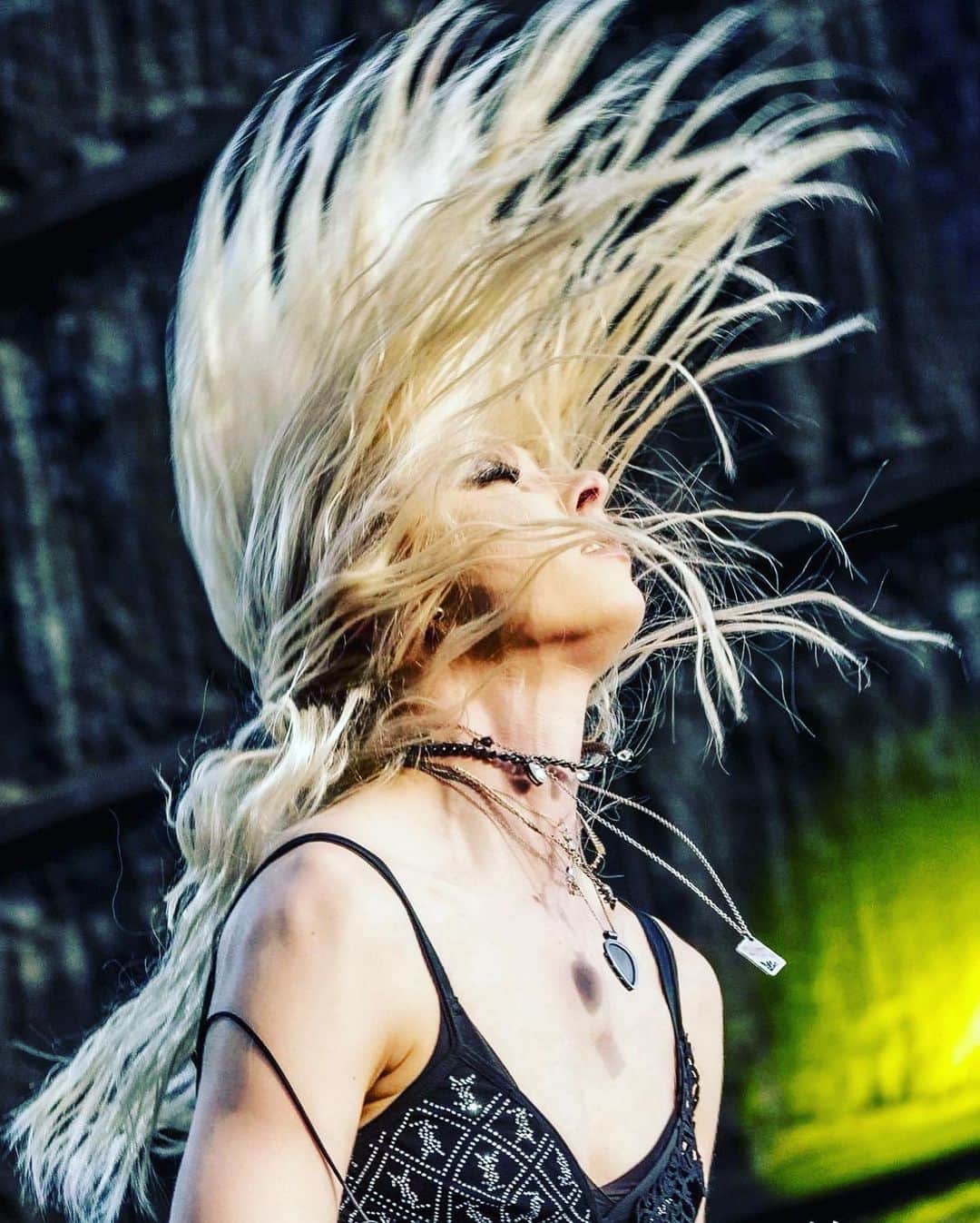 テイラー・モンセンのインスタグラム：「NEW JERSEY!  This Friday in NEWARK at the Prudential Center for @105.5wdha #RocktheRockfest come bang your heads with us #metalhealth #deathbyrockandrolltour2023 📸 @markrhoran」