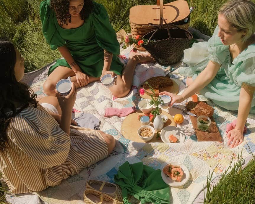 レフラーランドールさんのインスタグラム写真 - (レフラーランドールInstagram)「A picture -perfect picnic with @elainadbellis and friends, self-styled in spring favorites #loefflerrandall」4月27日 1時44分 - loefflerrandall