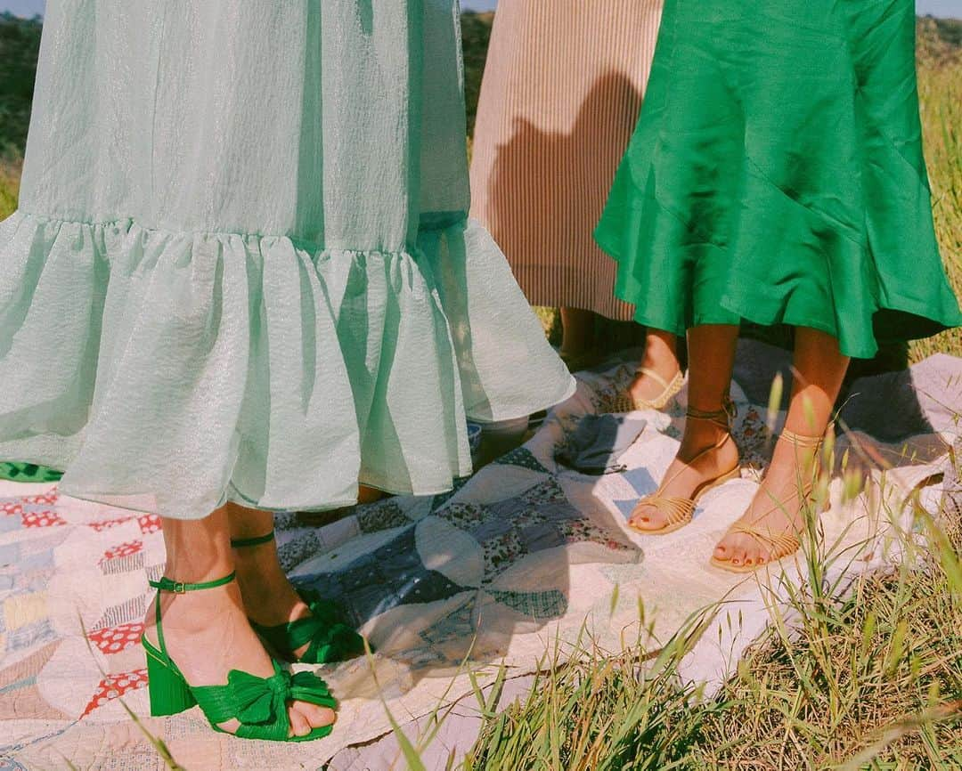 レフラーランドールさんのインスタグラム写真 - (レフラーランドールInstagram)「A picture -perfect picnic with @elainadbellis and friends, self-styled in spring favorites #loefflerrandall」4月27日 1時44分 - loefflerrandall