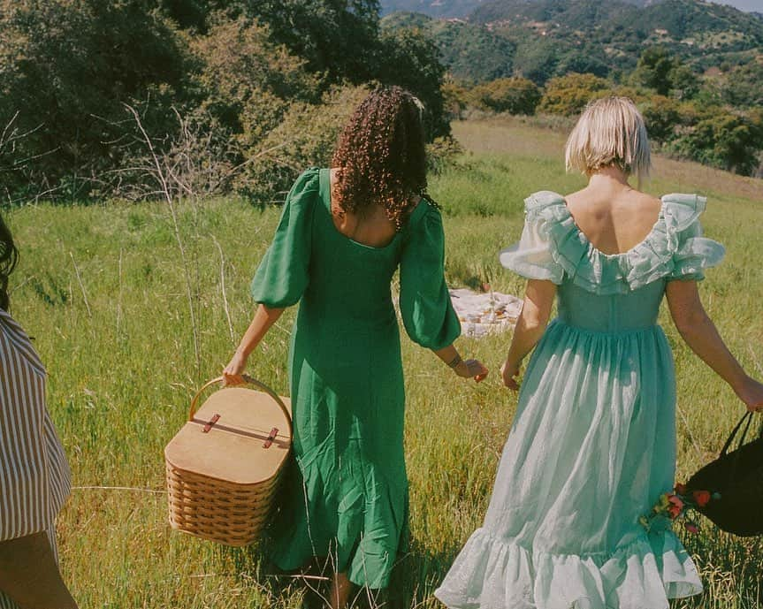 レフラーランドールさんのインスタグラム写真 - (レフラーランドールInstagram)「A picture -perfect picnic with @elainadbellis and friends, self-styled in spring favorites #loefflerrandall」4月27日 1時44分 - loefflerrandall