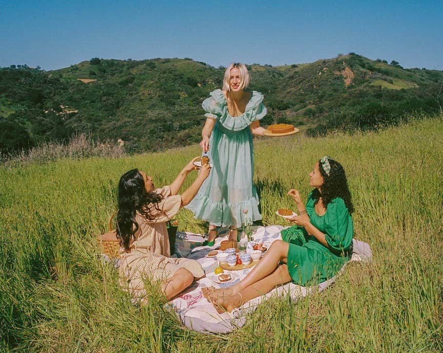 レフラーランドールさんのインスタグラム写真 - (レフラーランドールInstagram)「A picture -perfect picnic with @elainadbellis and friends, self-styled in spring favorites #loefflerrandall」4月27日 1時44分 - loefflerrandall