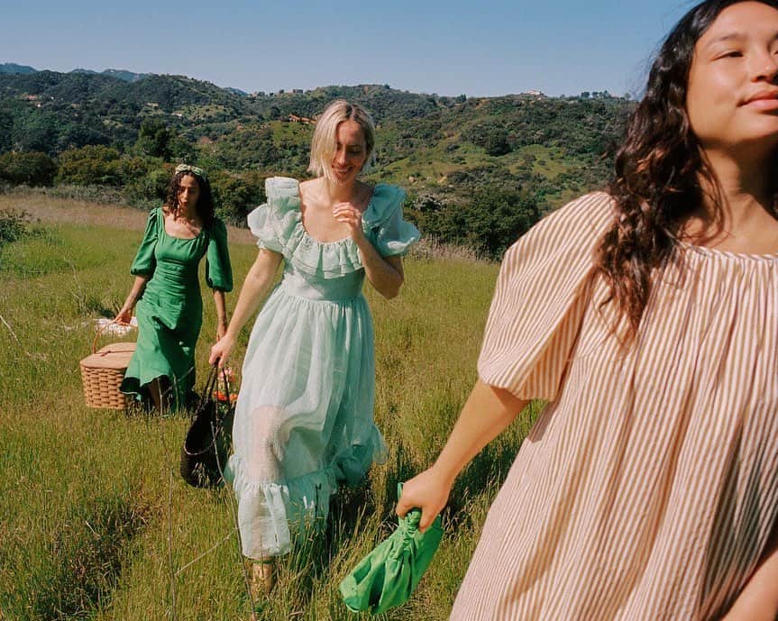 レフラーランドールのインスタグラム：「A picture -perfect picnic with @elainadbellis and friends, self-styled in spring favorites #loefflerrandall」