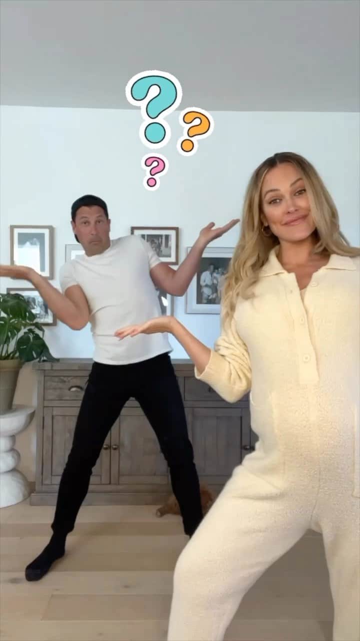 Peta Murgatroydのインスタグラム：「When @maksimc and I realized I looked like a Tellytubby we could barely get through this 😂   …but seriously though 💙 or 💖 ???   Check back here tomorrow for the reveal XO  #genderreveal #32weekspregnant #pregnant #boyorgirl」