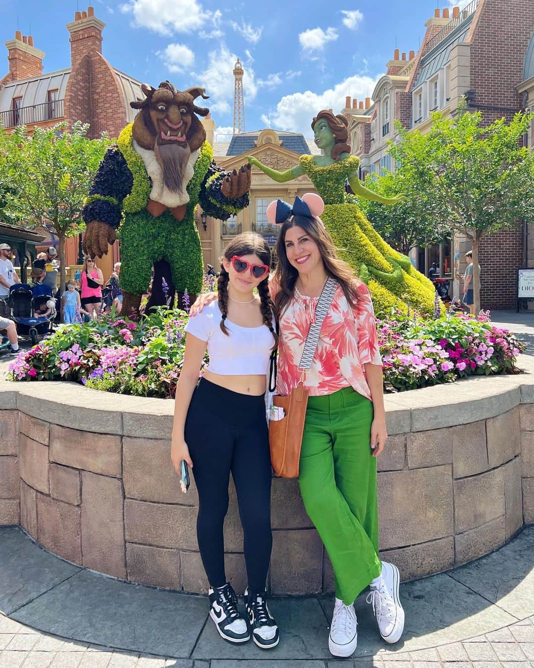 Ilana Wilesのインスタグラム：「In addition to being in Disney World for a @worldstrides program (still pinching myself with how lucky we got with this trip), we also happened to be in Epcot for the Flower Show! Seriously this time in April is the absolute best time to be there. All the spring break crowds are gone, the weather is warm but not suffocating and look at all the pretty floral sculptures! For everyone who said we would love Guardians of the Galaxy, you were so right. We loved it so much, we rode it twice and got the front car BOTH times. September was our first song and One Way or Another was our second ride. Both were perfect. These new rollercoasters are so smooth that it’s not scary or nauseating, just pure adrenaline and joy. We also rode Soarin (which Mazzy remembers as her favorite from our first time here), got splashed with a mop in Ratatouille, ate baguette sandwiches in France and gelato in Italy, shopped for Hello Kitty items in Japan and got matching Henna in Morocco. I think Epcot is my favorite of the parks!」