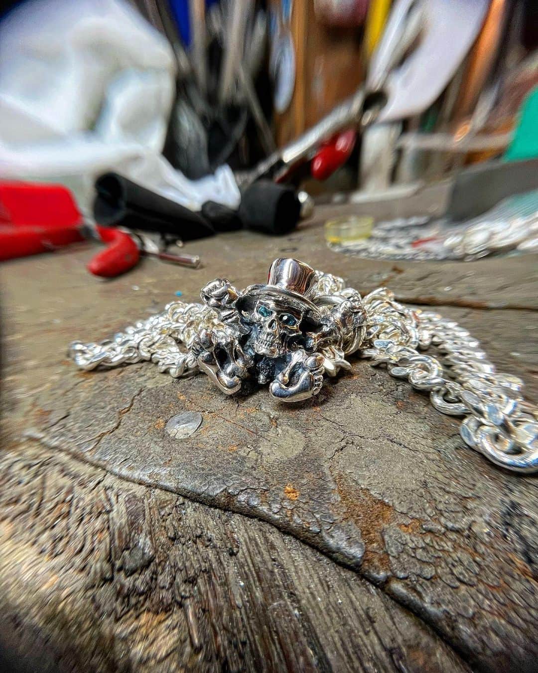 クレイジーピッグさんのインスタグラム写真 - (クレイジーピッグInstagram)「Cheeky Gomez Pendant set with Topaz Eyes 💀 . . . . .  #skull #chain #ring #skullfashion #jewellery #topaz #silver #925 #blue #gothic #workshop #handmade」4月27日 1時50分 - crazypigdesignslondon