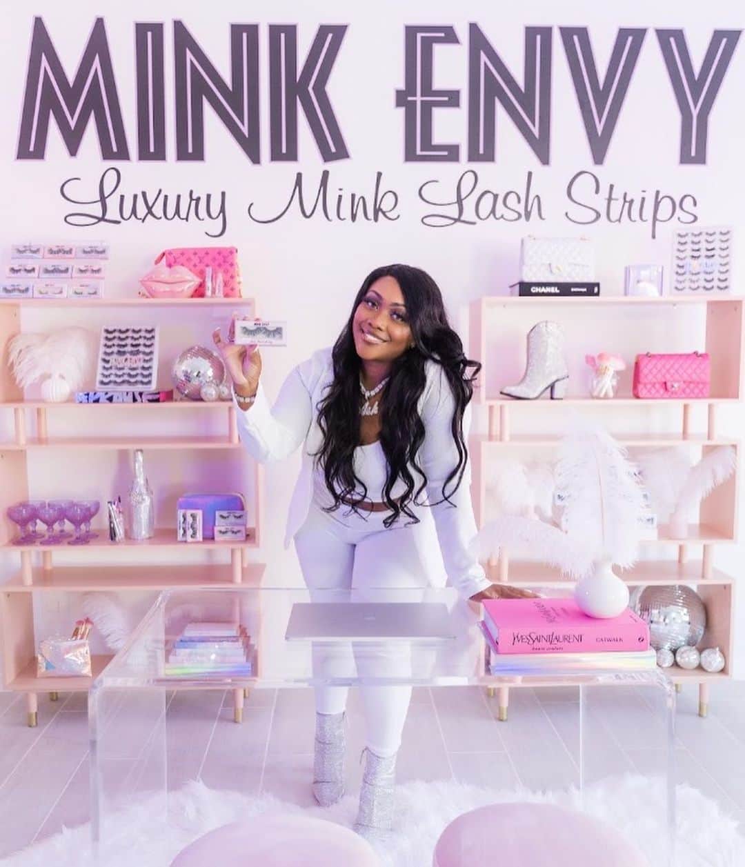 The Luxury Lifestyle Magazineさんのインスタグラム写真 - (The Luxury Lifestyle MagazineInstagram)「@minkenvybyash Founded by Ashlee Sarai, has exploded into a multimillion dollar business in just three years. Read the story about how she got started at TheLuxuryLifestyleMagazine.com」4月27日 1時51分 - luxurylifestylemagazine