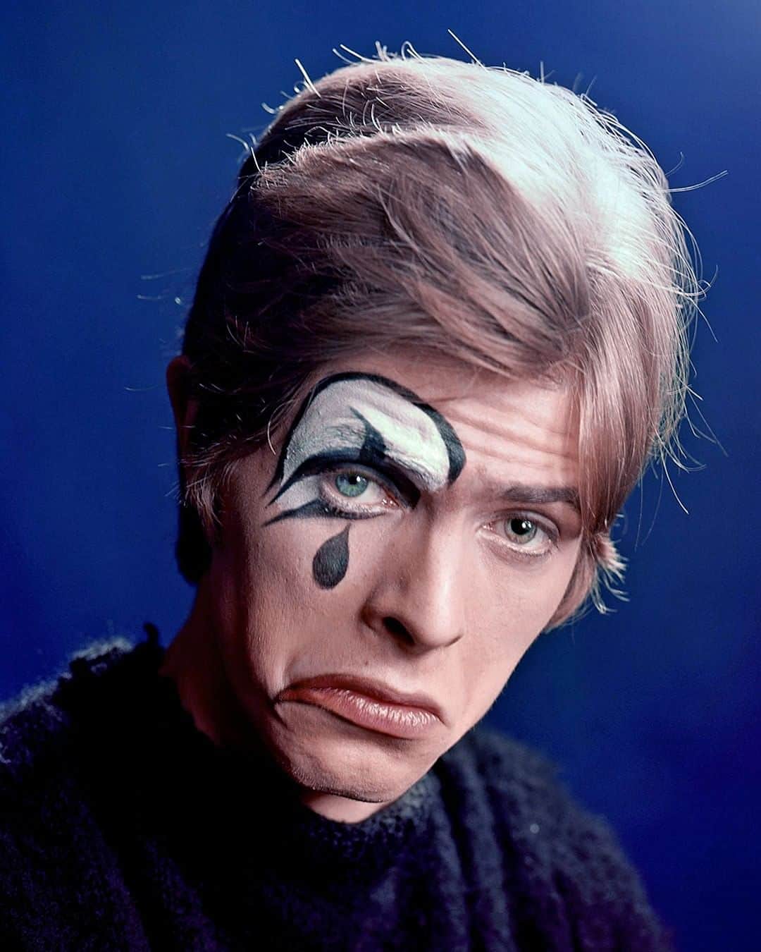 デヴィッド・ボウイさんのインスタグラム写真 - (デヴィッド・ボウイInstagram)「WEDNESDAY’S CHILD IS FULL OF WOE  “Monday, Tuesday, Wednesday born I was...” *  David Bowie was born on Wednesday 8th January 1947. Twenty years later he posed for these images taken by Gerald Fearnley.   Gerald was the elder brother of Derek "Dek" Fearnley, the bass player in The Buzz.   As you can see, one of the shots was used to advertise upcoming activities in 1968. The advert was published in Melody Maker 55 years ago.   Along with many incredible images which remained unpublished for decades, Gerald also shot the cover for Bowie’s 1967 debut album on Deram.  * Lyric quotation from Thursday’s Child, the first single taken from the album 'hours...'. Bowie revealed that the title was inspired by actress Eartha Kitt’s autobiography (also called Thursday's Child), which was a favourite of young master Jones in his teens.  #BowieDaysOfTheWeek」4月27日 1時51分 - davidbowie