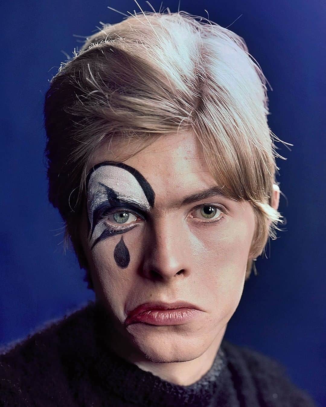 デヴィッド・ボウイさんのインスタグラム写真 - (デヴィッド・ボウイInstagram)「WEDNESDAY’S CHILD IS FULL OF WOE  “Monday, Tuesday, Wednesday born I was...” *  David Bowie was born on Wednesday 8th January 1947. Twenty years later he posed for these images taken by Gerald Fearnley.   Gerald was the elder brother of Derek "Dek" Fearnley, the bass player in The Buzz.   As you can see, one of the shots was used to advertise upcoming activities in 1968. The advert was published in Melody Maker 55 years ago.   Along with many incredible images which remained unpublished for decades, Gerald also shot the cover for Bowie’s 1967 debut album on Deram.  * Lyric quotation from Thursday’s Child, the first single taken from the album 'hours...'. Bowie revealed that the title was inspired by actress Eartha Kitt’s autobiography (also called Thursday's Child), which was a favourite of young master Jones in his teens.  #BowieDaysOfTheWeek」4月27日 1時51分 - davidbowie