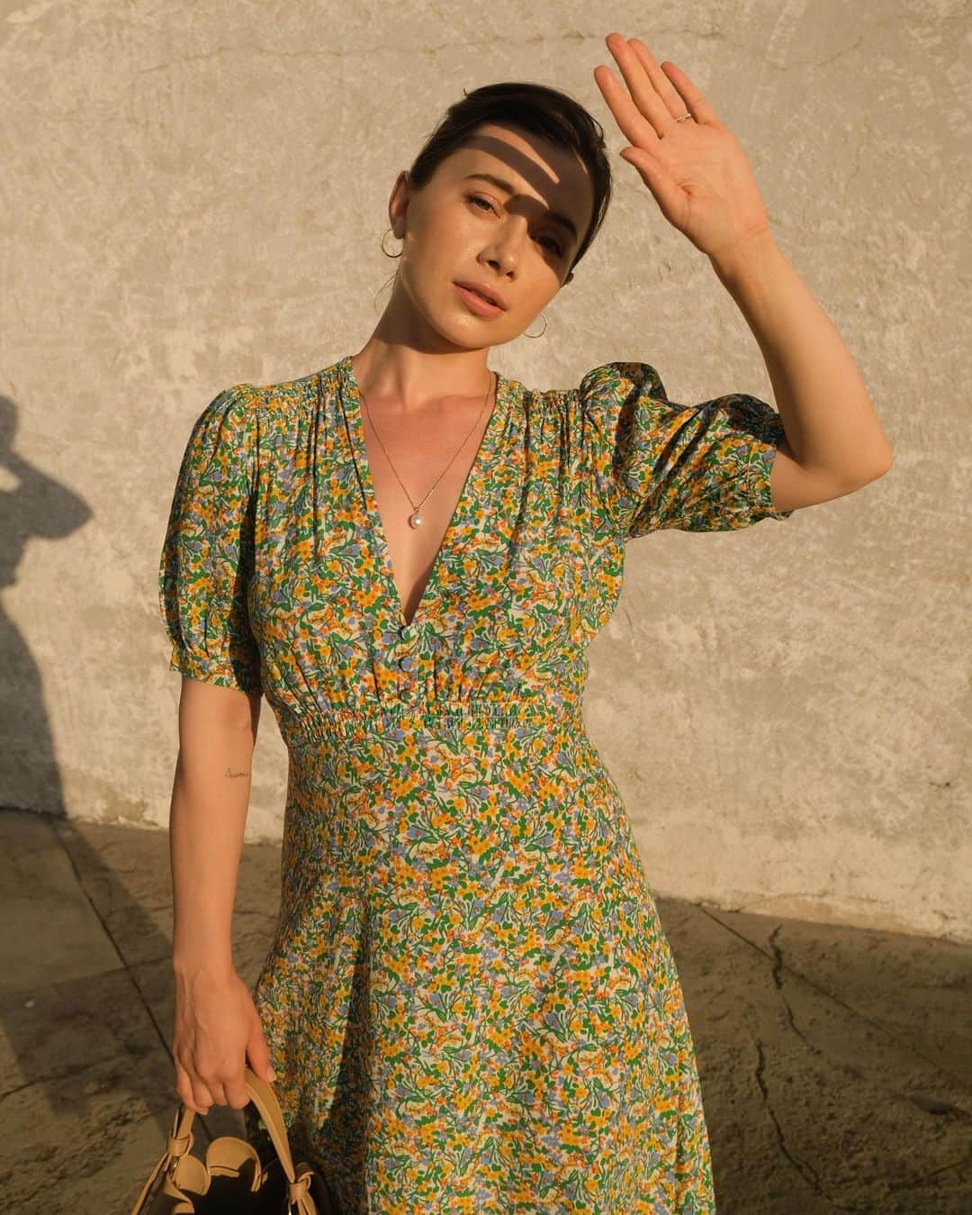 オレーシャ・ルーリンのインスタグラム：「LA golden hour just hits different 🌝」