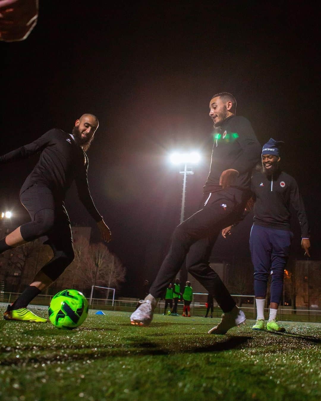 ルコックスポルティフのインスタグラム：「👊 @sfc_nsm93 ⚽ De 1882 à aujourd’hui, nous avons toujours été proches de nos clubs, professionnels comme amateurs.  Être au cœur des émotions et acteur du partage.  Disponible sur notre eshop, lien dans la bio.  📸 @sofyiedescours     #LeCoqSportifTeamsport #LeCoqSportif #sport」