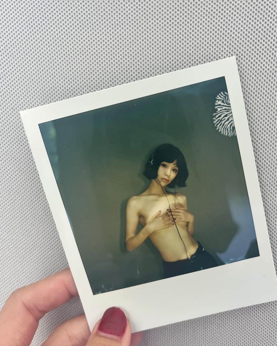 る鹿のインスタグラム：「Feel free,love and peace  From music and the sunshine ❣️ Nothing can compare with our happiness  just the way you are.  Don’t let people tell you how to do  Trust the love around you And everything will be better ☀️  Just feel so free without wear tops 🌼 I hope my heart just become like this feeling~」