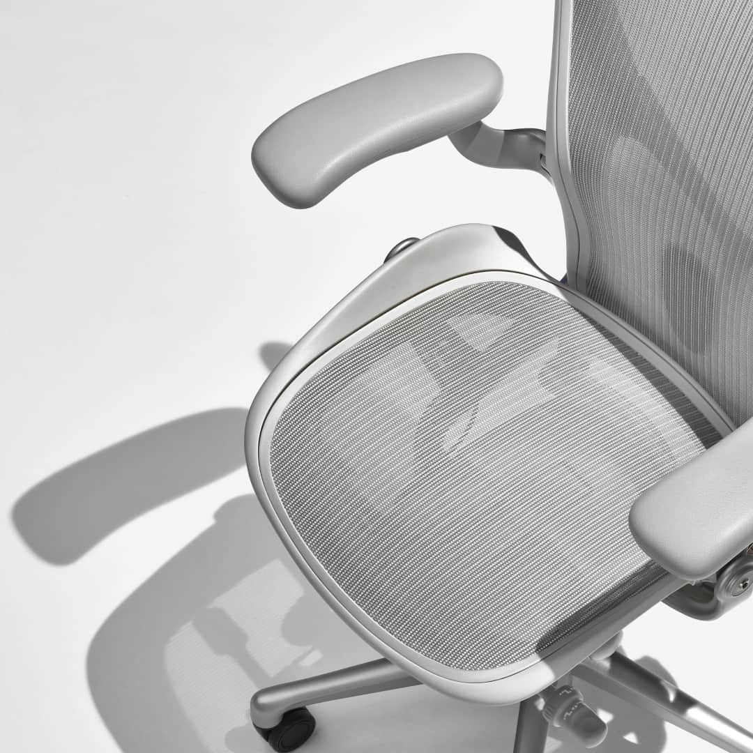 Herman Miller （ハーマンミラー）のインスタグラム：「We can make a difference one seat at a time—like with Aeron Chair, now re-engineered with recycled ocean-bound plastic. This small but crucial change will help divert up to 326 metric tons of plastic from the ocean annually—equivalent to 32 million water bottles (based on annual sales forecast). Tap the link in bio to learn more.」