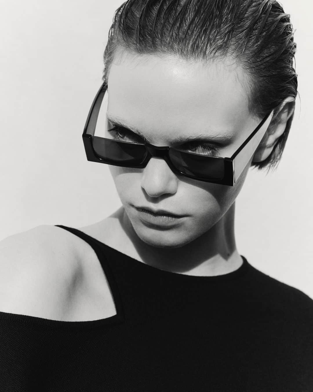 バルバラ ビュイのインスタグラム：「Authenticity of materials and work of volumes, for an infinitely desirable knitwear.⁣ ⁣  Photos - @emilyjeanne.paris⁣ Model - @lise.sauve_⁣ Hair & Makeup - @flavioche⁣⁣ Sunglasses - @selima.paris @selimaoptique⁣⁣ ⁣ #knitwear #springknitwear #barbarabui #springsummer23 #asymetrical #parisianfashion」