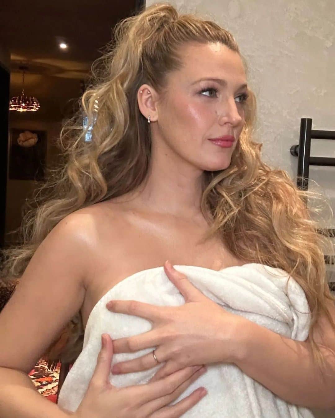 Vogue Beautyさんのインスタグラム写真 - (Vogue BeautyInstagram)「If you’re in the market for a hairstyle that keeps your hair off your face, but still has all the drama of a long, loose style, make like @BlakeLively with a half-up half-down ponytail.  Tap the link in our bio for all the details behind the elevated look, including how to achieve it for yourself. #regram @BlakeLively」4月27日 2時01分 - voguebeauty