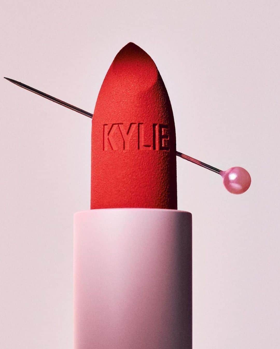 クリス・ジェンナーさんのインスタグラム写真 - (クリス・ジェンナーInstagram)「Kylie’s beautiful new matte and crème lipsticks just launched at KylieCosmetics.com 💋 such amazing shades and the formulas are perfect!!! @kyliecosmetics @kyliejenner」4月27日 2時05分 - krisjenner
