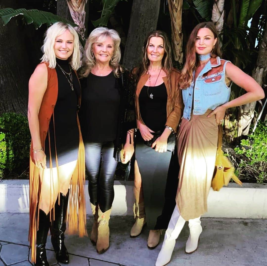 マリン・アッカーマンさんのインスタグラム写真 - (マリン・アッカーマンInstagram)「Cowgirls night out 🤠🤩#girlsnight #thesebootsweremadeforwalking」4月27日 2時07分 - malinakerman