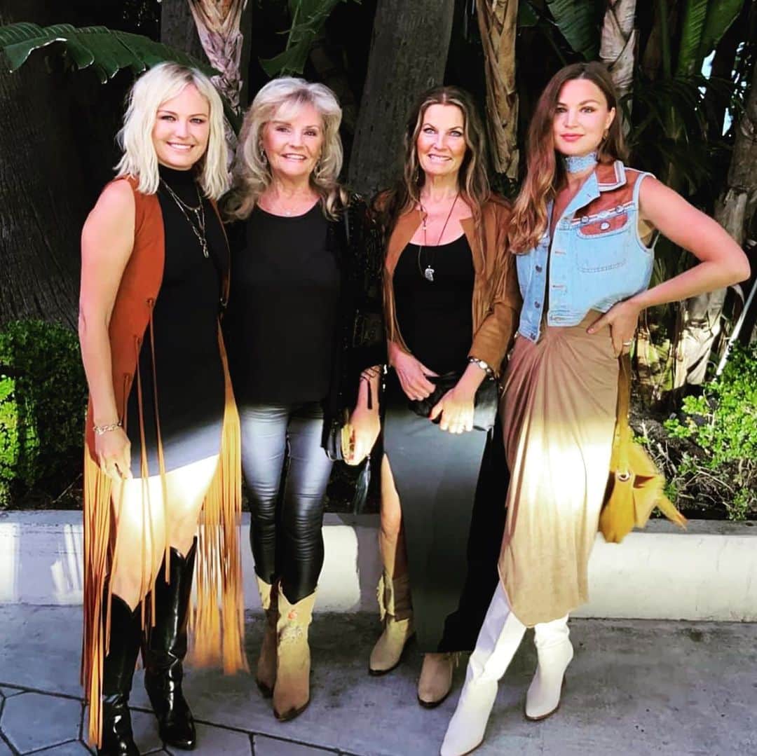 マリン・アッカーマンのインスタグラム：「Cowgirls night out 🤠🤩#girlsnight #thesebootsweremadeforwalking」