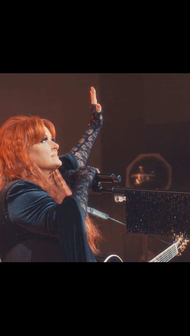 リース・ウィザースプーンのインスタグラム：「I am thrilled that @hellosunshine’s beautiful new documentary “Wynonna Judd: Between Hell and Hallelujah” makes its way out into the world today. It’s such an intimate, powerful, moving look at grief, the strength to carry on and the power of country music’s sisterhood. In awe of you @wynonnajudd, what an incredible tribute you’ve given your mother 💗 Stream it now on @paramountplus!」