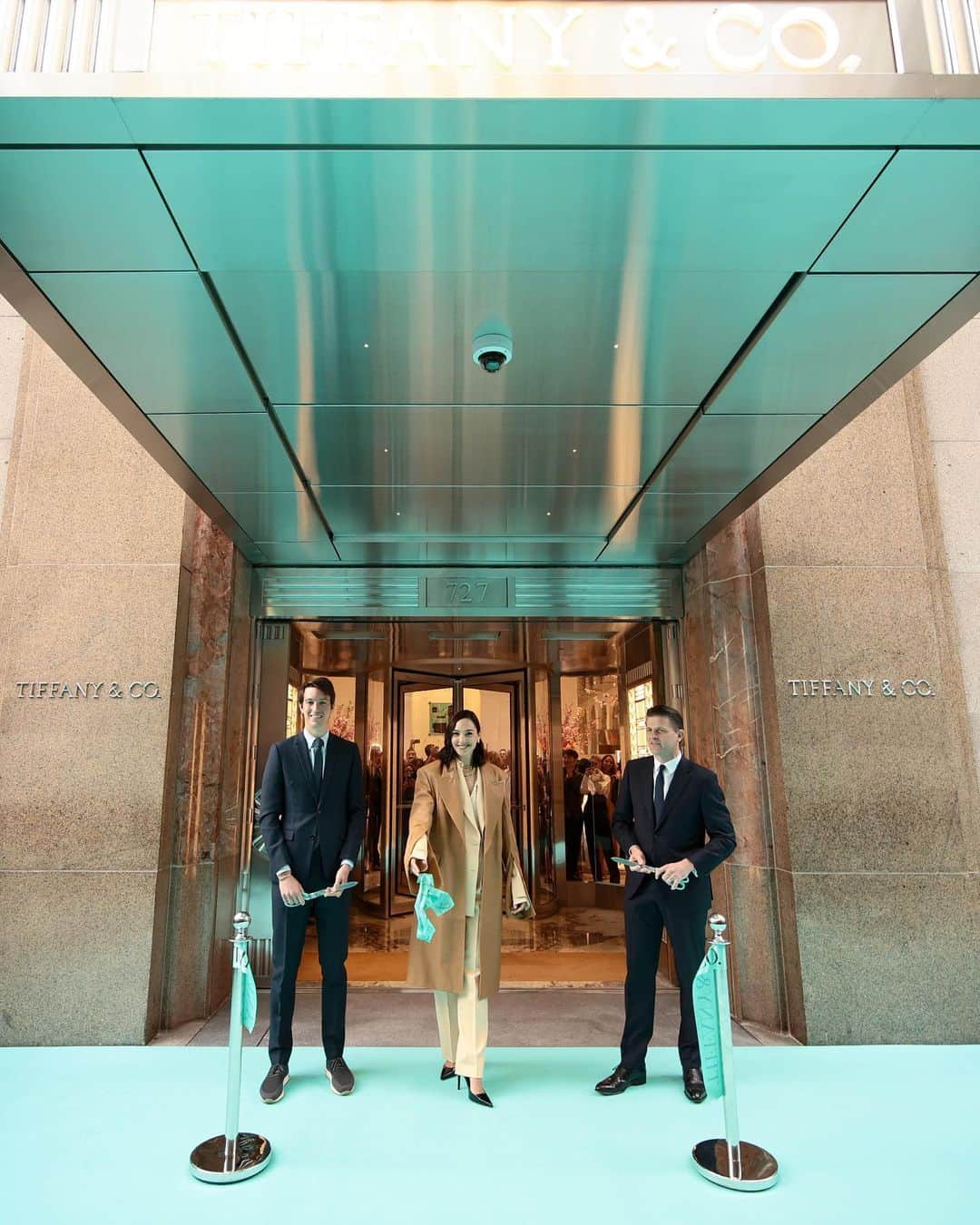 ティファニーさんのインスタグラム写真 - (ティファニーInstagram)「House ambassador @gal_gadot leads the ribbon-cutting ceremony for the opening of The Landmark, a new Tiffany & Co. experience at 727 Fifth Avenue, New York. Link in bio. #TheTiffanyLandmark #TiffanyAndCo」4月27日 2時17分 - tiffanyandco