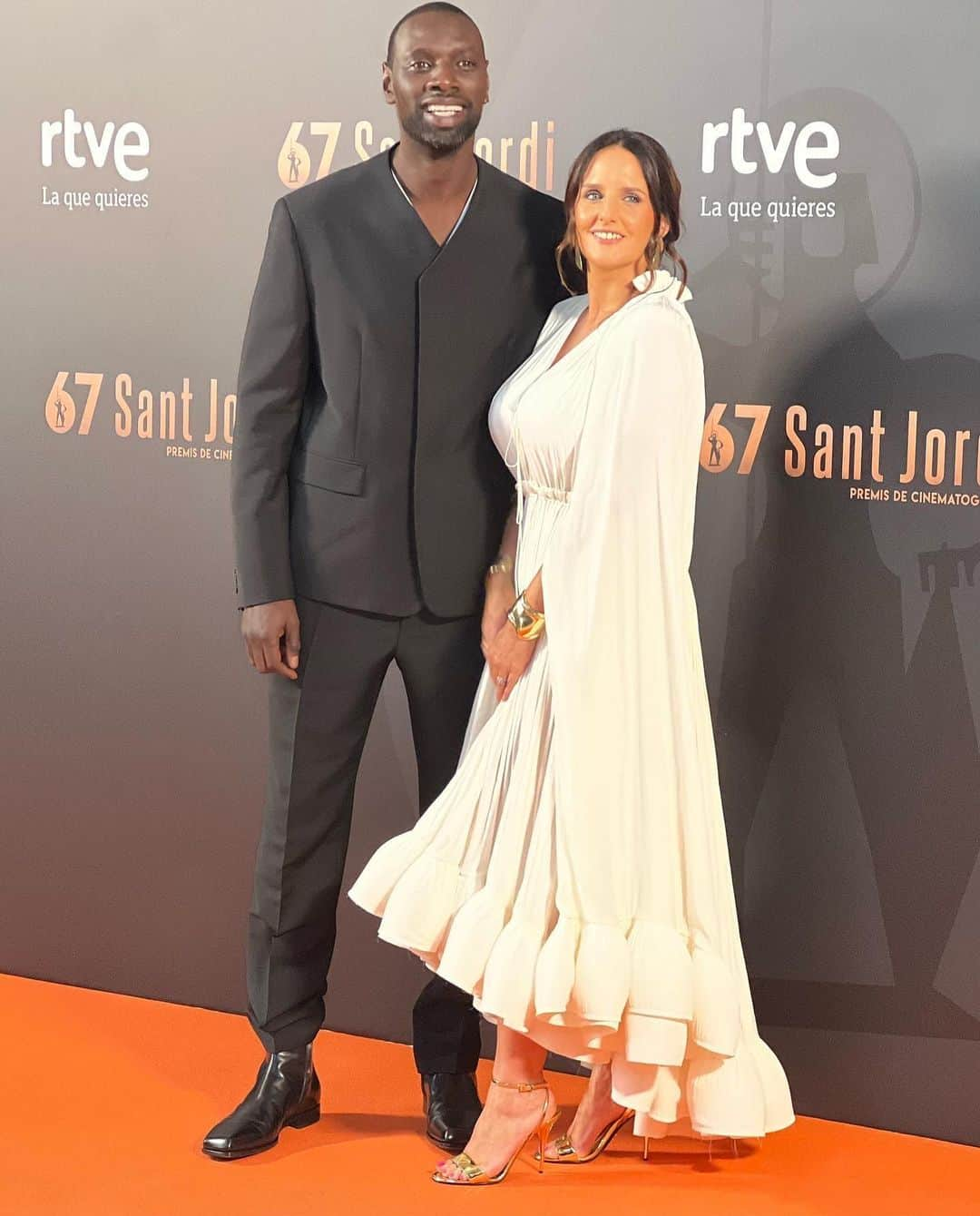 オマール・シーのインスタグラム：「Trés honoré d’avoir reçu hier soir à Barcelone, le prix d’honneur du gala RNE Sant Jordi Cinematography Awards.   Me sentí muy honrado al recibir los Premios Sant Jordi de Cinematografía de RNE ayer por la tarde en Barcelona.」